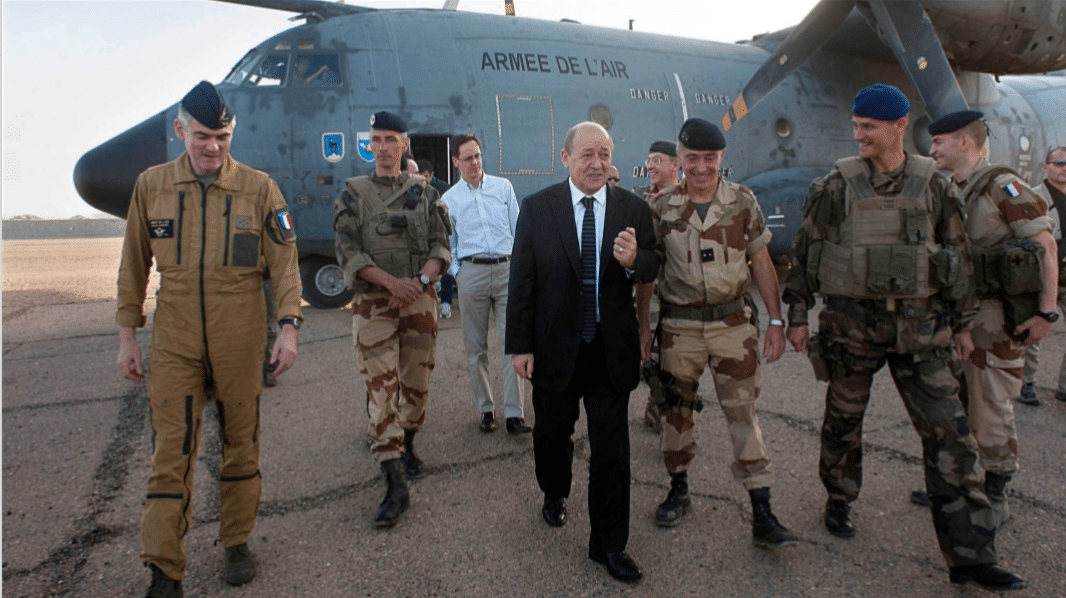 Le ministre français de la Défense Jean-Yves Le Drian rendant visite les troupes de l’armée française sur le terrain lors d’opérations dans le nord du Mali, 07/03/2013.
Photo : SIPA 00654152_000002