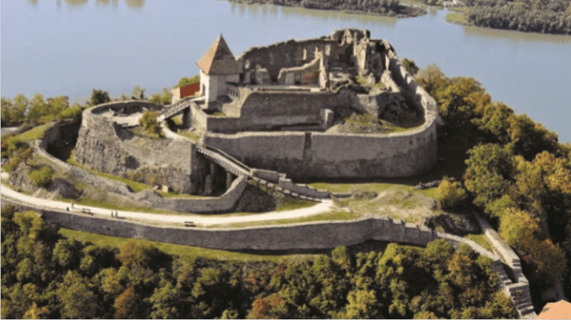 Le château de Visegrad. Certains y verront le symbole d’une Europe qui se replie derrière ses murailles, d’autres un promontoire qui se projette sur le Danube en un mouvement conquérant. En tout cas l’allégorie d’une Europe combattante. 
Photo : RevueConflits