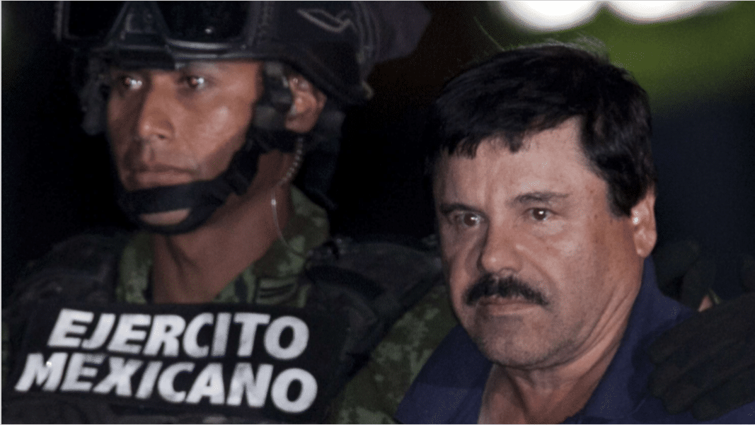 Le 8 janv. 2016, le mexicain Joaquin "El Chapo" Guzman, est escorté par des soldats et des marines à un hélicoptère en attente, dans un hangar fédéral à Mexico, après son arrestation.
Photo : SIPA AP21908399_000002