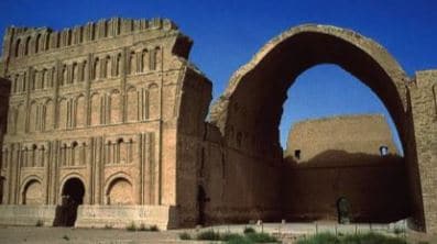 Cette  arche  du  palais  des  souverains  sassanides  est  tout  ce  qui  reste  de  leur  ancienne  capitale,Ctésiphon, située à 30 km au sud de l’actuelle Bagdad. La conquête arabe est passée par là. Photo: Conflits