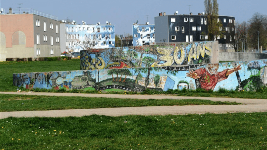 Graffiti à côté des appartements de la Grande Borne à Grigny en Essonne, au sud de Paris.
Photo : SIPA 00597606_000001