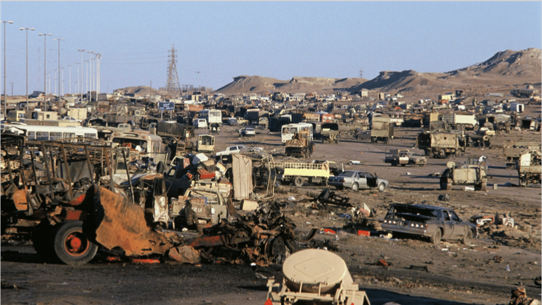 L’armée américaine bombarde un convoi de civils à Koweït City, 1 mars 1991.
Photo : SIPA 00200245_000021