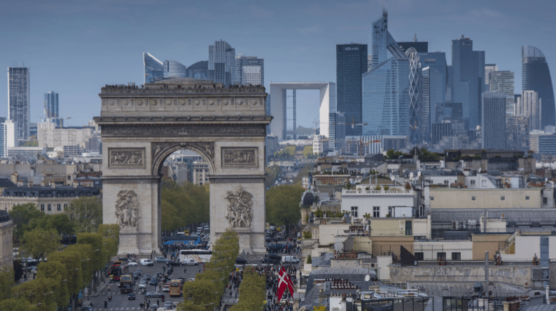 Vue aérienne de La Défense derrière l'Arc de Triomphe, Paris.
SIPA, 00804803_000016