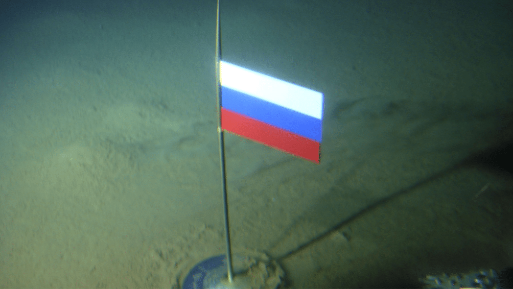 Le drapeau russe en titane planté sous le pôle Nord. Photo: AP21774534_000002