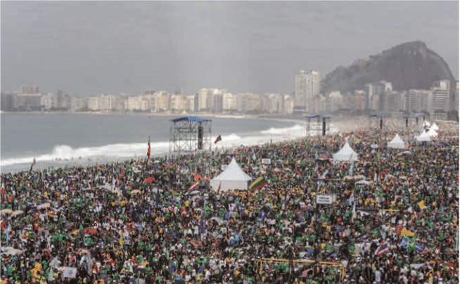 La messe de clôture des Journées mondiales de la Jeunesse de 2013 sur les plages de Copacabana : la foule est beaucoup plus nombreuse que lors des journées les plus ensoleillées de l’été brésilien. 
Photo : RevueConflits