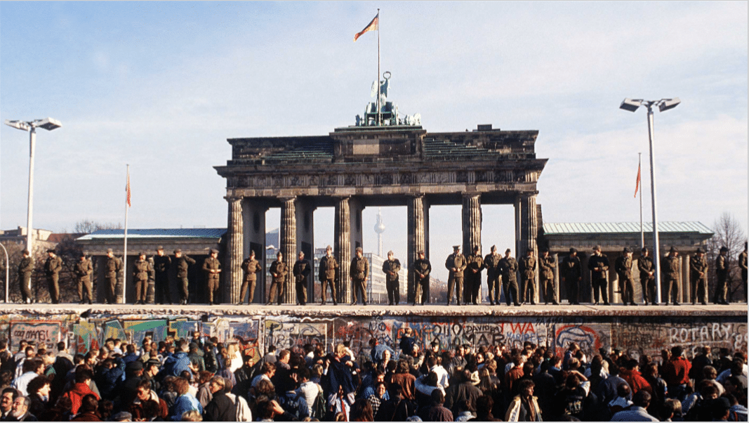 La porte de Brandebourg durant la chute du mur de Berlin, novembre 1989.
Photo : SIPA 00514751_000001