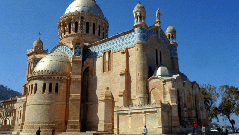 Dominant Alger, la basilique Notre-Dame d’Afrique porte sur le mur situé à l’arrière de l’autel l’inscription : « Notre-Dame d’Afrique priez pour nous et pour les musulmans ».
Photo: 00470076_000007