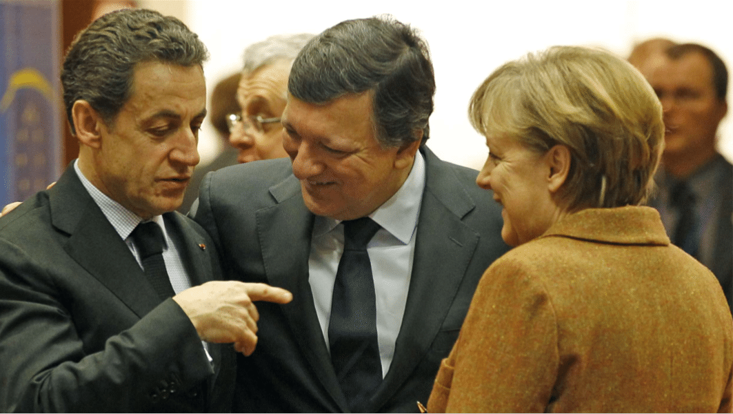 Le Président français Nicolas Sarkozy, à gauche, avec le Président de la Commission européenne Jose Manuel Barroso et la Chancelière allemande Angela Merkel lors d’une table ronde lors d’un sommet de l’UE à Bruxelles le vendredi 2 mars 2012.
Photo : SIPA AP21185080_000002