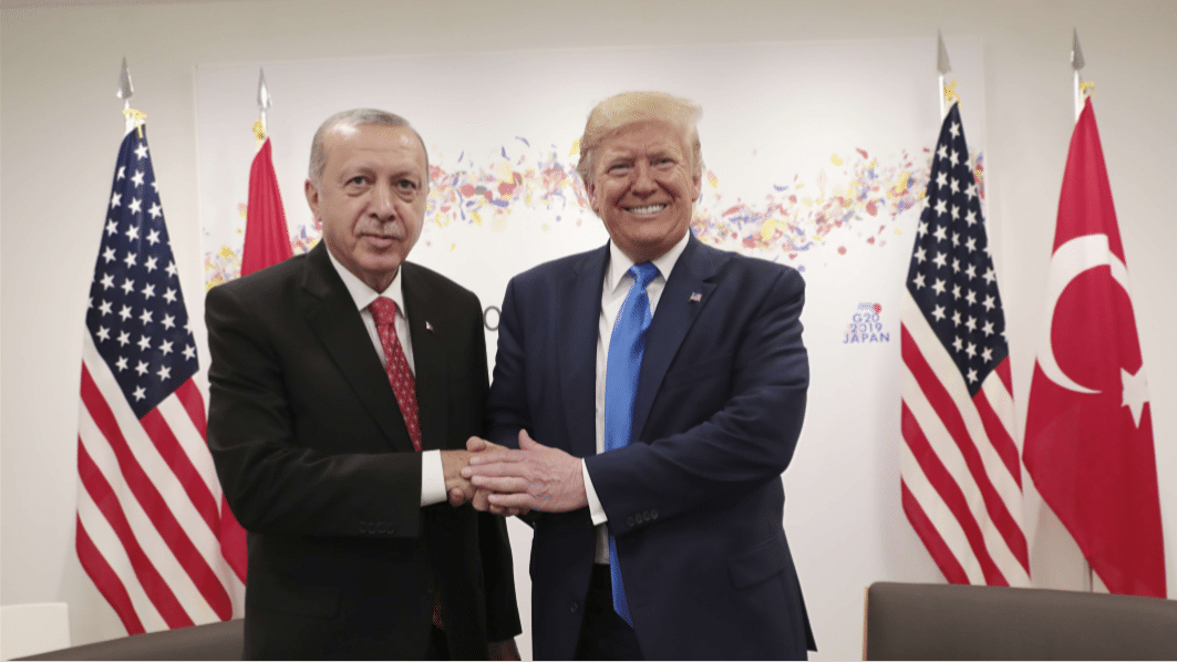 Le président de la Turquie, Recep Tayyip Erdogan, et le président des États-Unis, Donald Trump, se serrant la main lors d’une réunion en marge du sommet du G-20 à Osaka, au Japon, le samedi 29 juin 2019.
Photo : SIPA AP22352675_000001