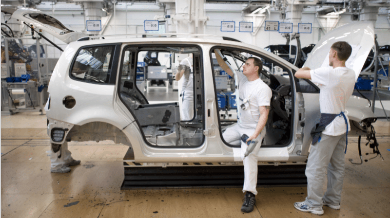 Des ouvriers qui assemblent un Tiguan à l’usine automobile Volkswagen AG à Wolfsburg.
Photo : SIPA 00633813_000002