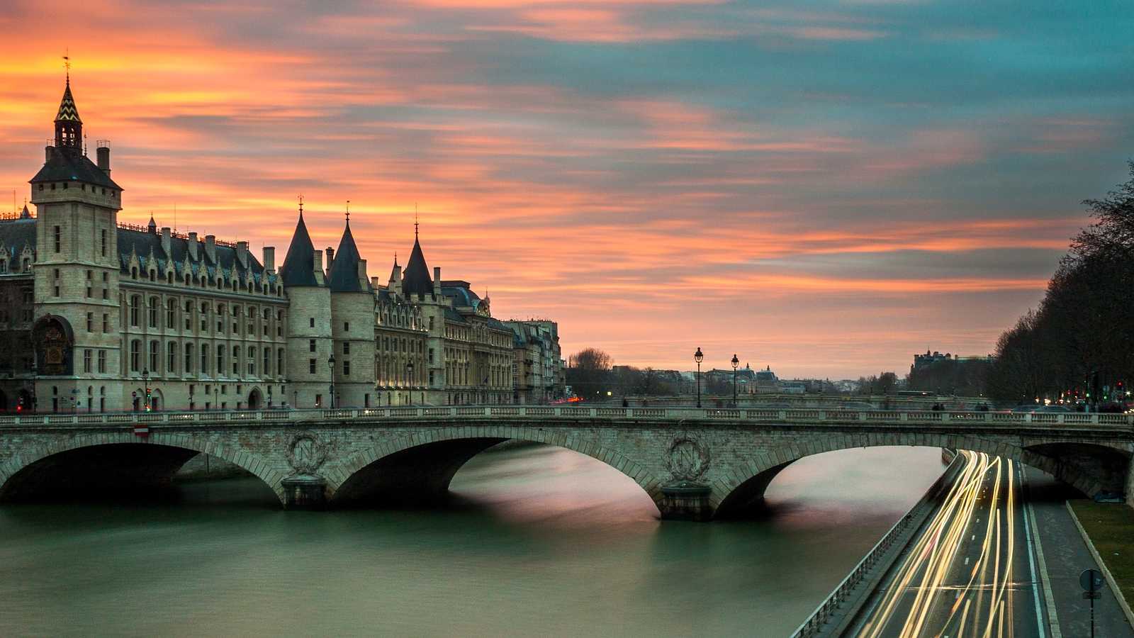 Quand Paris était encore la ville de la liberté. Les voitures sur les voies du berge et la conciergerie. (c) Pixabay
