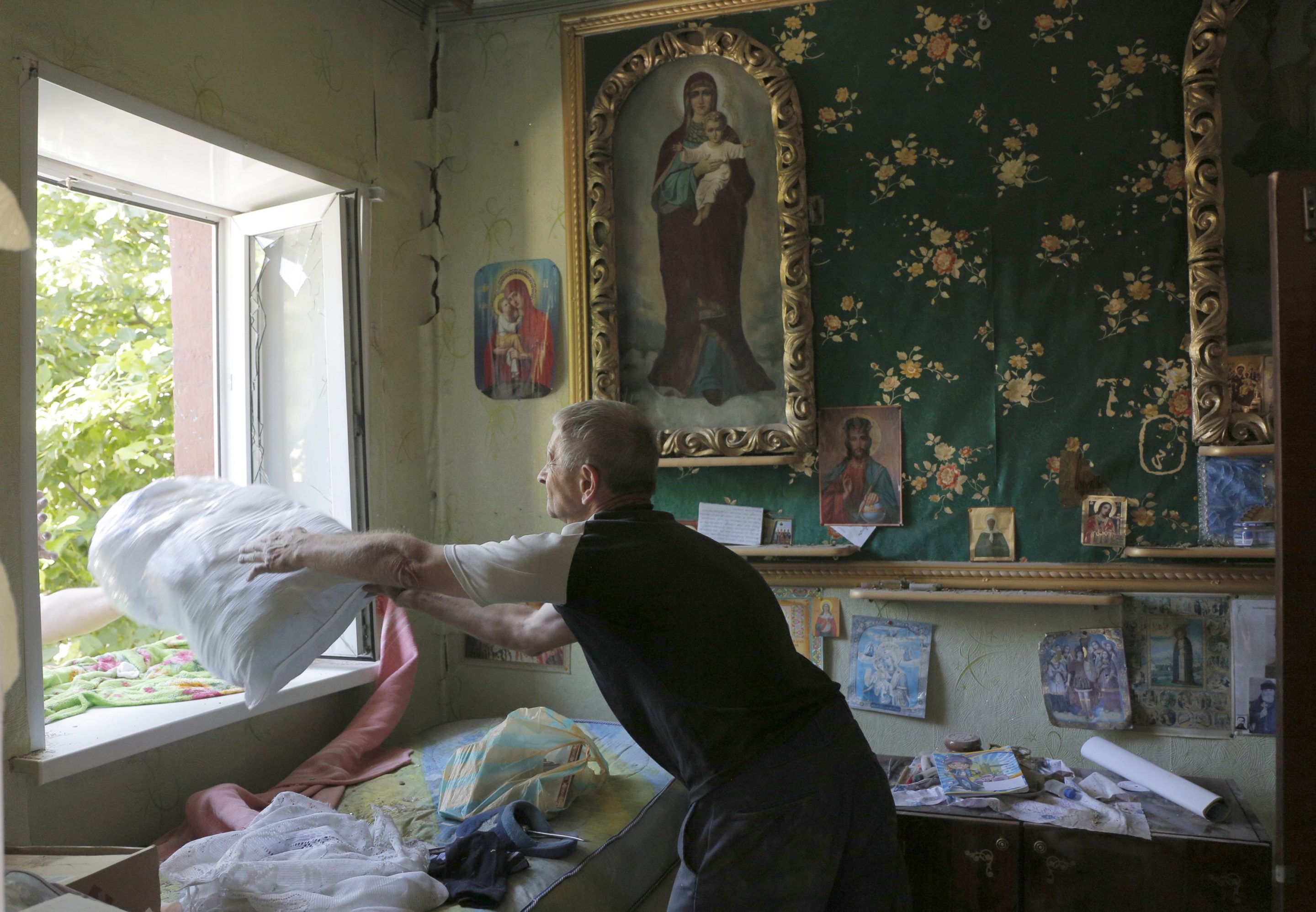 Une dame nettoie sa maison détruite après les bombardements. Mariinka, 14 juin 2019 (c) Sipa 00914015_000017