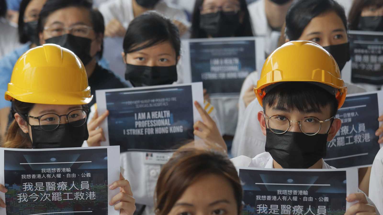 Les médecins manifestent contre les violences opérées par la police chinoise à Hong Kong (c) Sipa AP22366913_000009