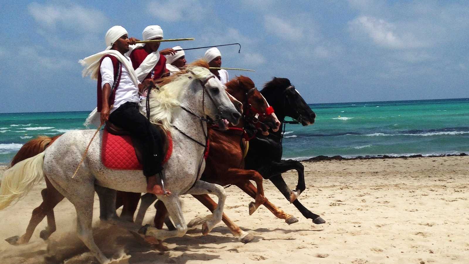 La fantasia et la mer. Une image pour touristes de la Tunisie éternelle. Et du passé ?  (c) Pixabay