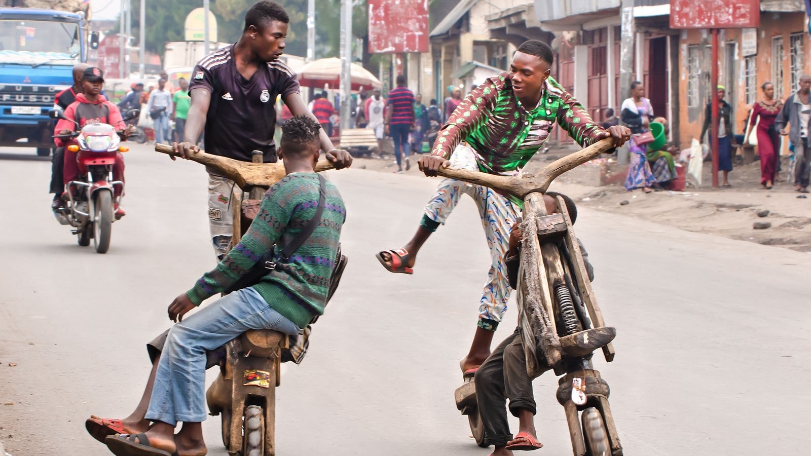Tchukudus, des scooters artisanaux en bois permettant généralement  aux fermiers de transporter leurs récoles.
Goma, Kivu du nord, Congo.
Auteurs  : Joe Dordo Brnobic/Solent /SIPA
Numéro de reportage  : 00925260_000012