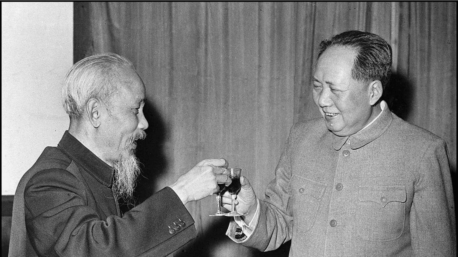 Mao Zedong et Ho Chi Minh en marge de la bataille de Dien Bien Phu, 1960.
Auteurs  : CHINE NOUVELLE/SIPA.
Numéro de reportage  : 00492302_000014