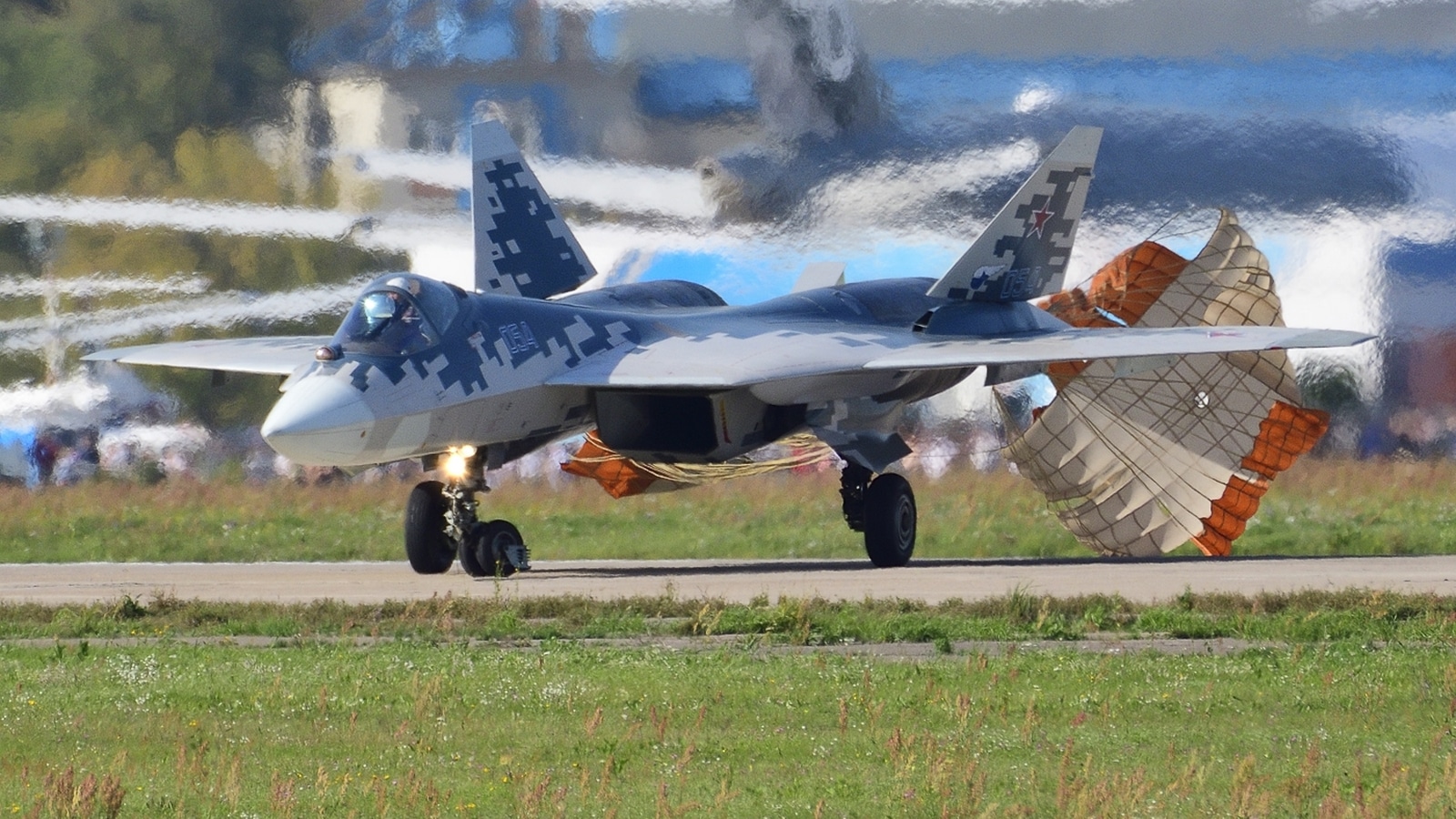 Le Sukhoi Su-57, vu ici à Moscou est l’un des chasseurs les plus avancés au monde. Son aérodynamique, sa structure en composites, et ses senseurs passifs, lui permettront d’être faiblement détectable dans un environnement adverse.
(c) François Brévot
