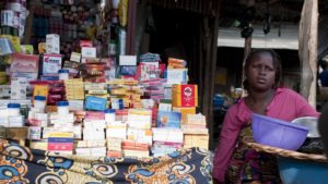 Pharmacie par terre à Cotonou, Bénin.