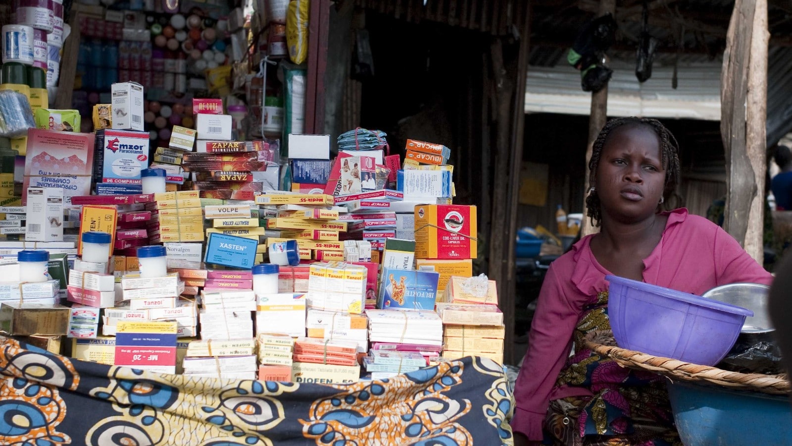 Pharmacie par terre à Cotonou, Bénin.