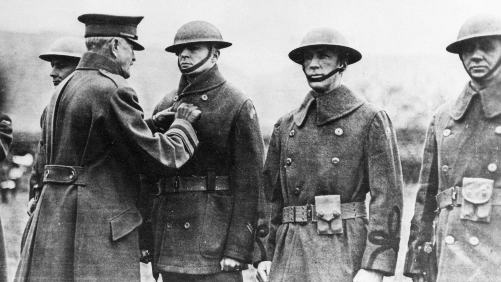 Le jeune officier Douglas MacArthur est récompensé par le général Pershing durant
la Première Guerre mondiale. Une vie entière consacrée à la guerre.