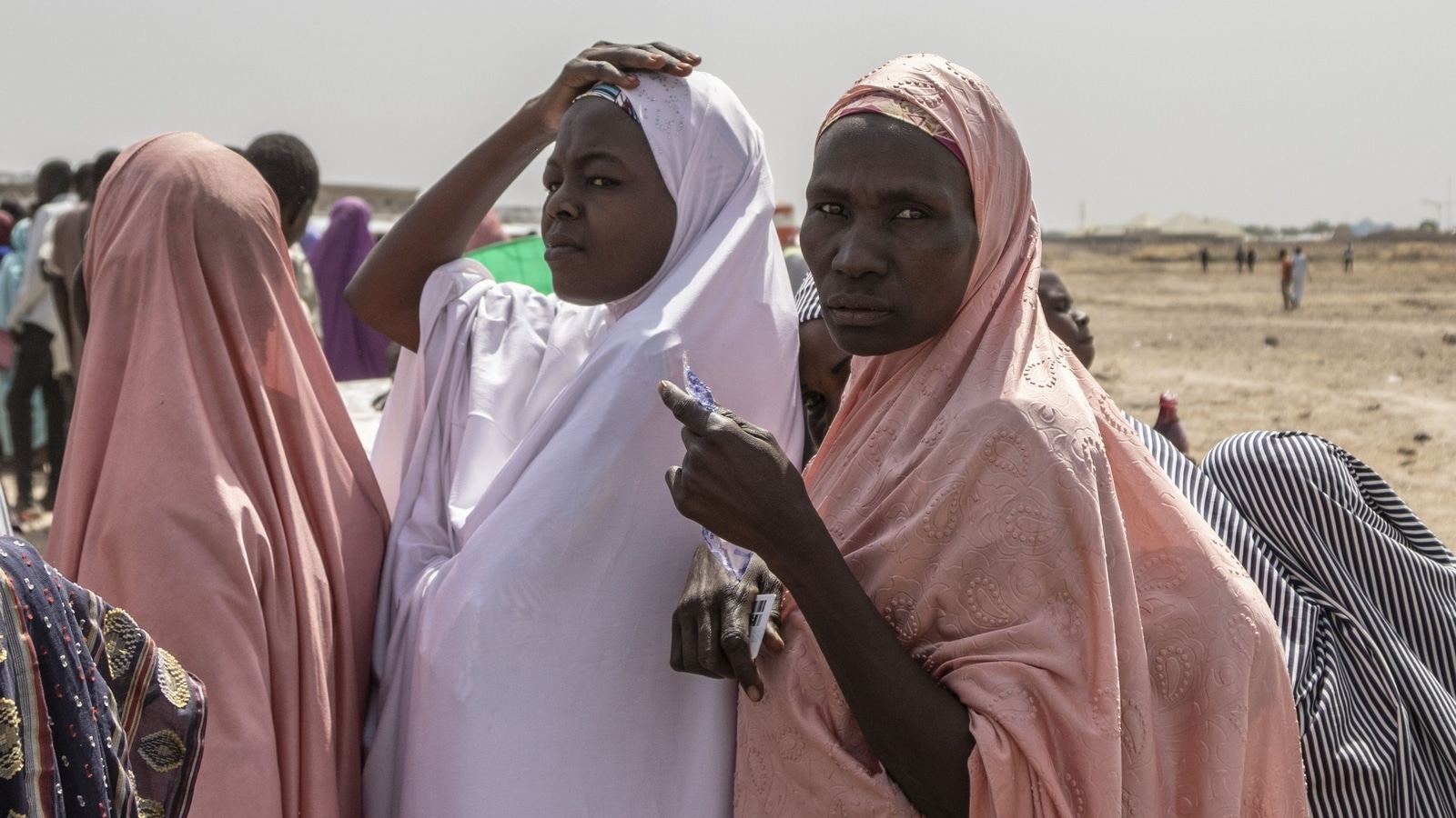 Ces femmes font la queue pour voter dans une région soumise aux razzias de
Boko Haram. La démocratie peut-elle être un rempart contre les mafias ? (c) SIPA