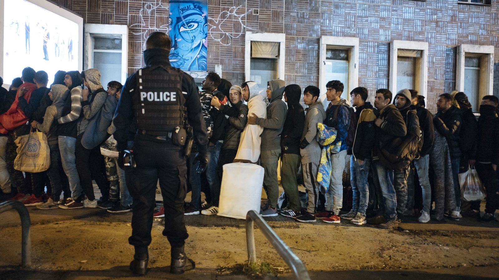 Policier, un métier à risque, comme en témoigne le nombre croissant de
suicides. Ici, l’évacuation d’un camp de migrants, porte d’Aubervilliers (Paris). (c) SIPA
