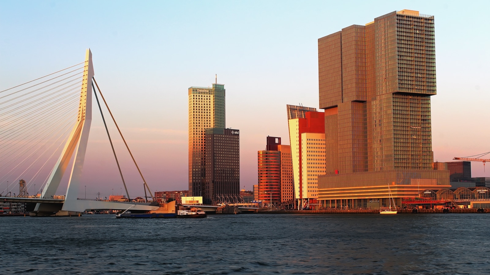 À Rotterdam, même les tours ressemblent à des conteneurs. Soucieux des moules et des
bigorneaux, les écologistes pourraient aussi défendre l’architecture traditionnelle de leur région. (c) Pixabay