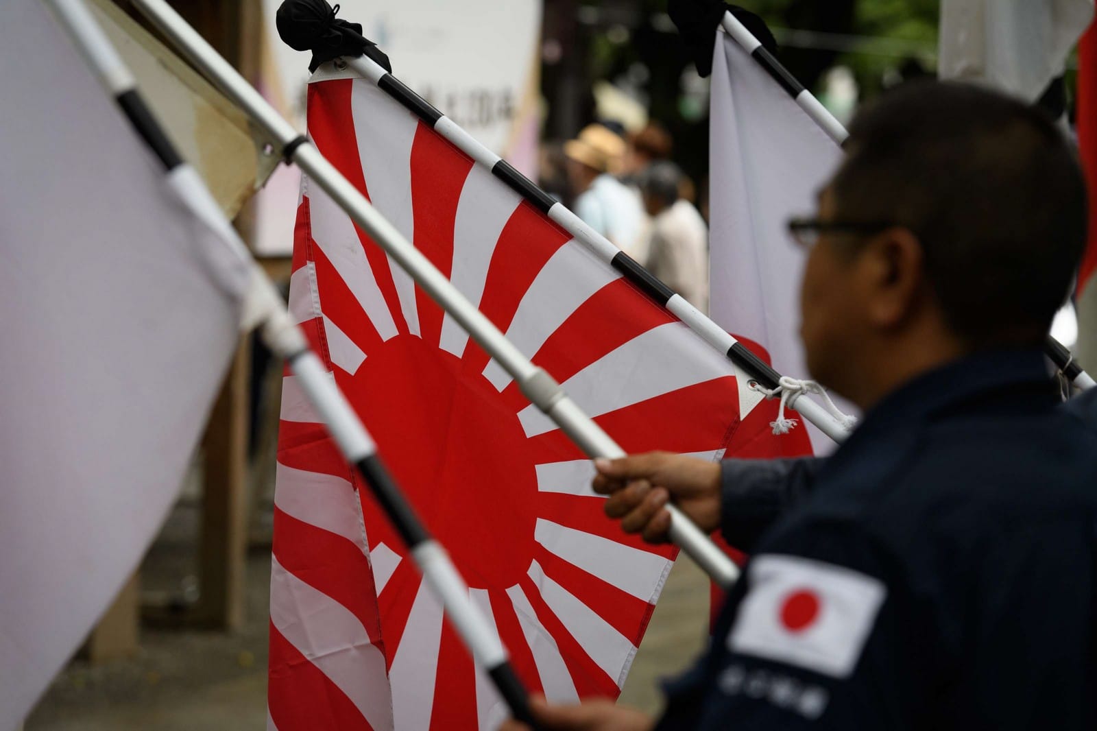 Un groupe d'extrême droite au sanctuaire Yasukuni à Tokyo, le 15 août 2017, pour marquer le 72e anniversaire de la capitulation du Japon,
Auteurs  : DELETREE/SIPA,
Numéro de reportage  : 00818321_000020.