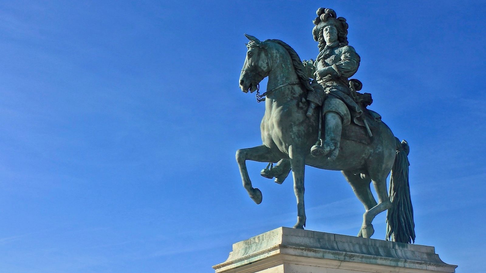 Préférez-vous la statue équestre de
Louis XIV ou les Tulipes de Koons ?