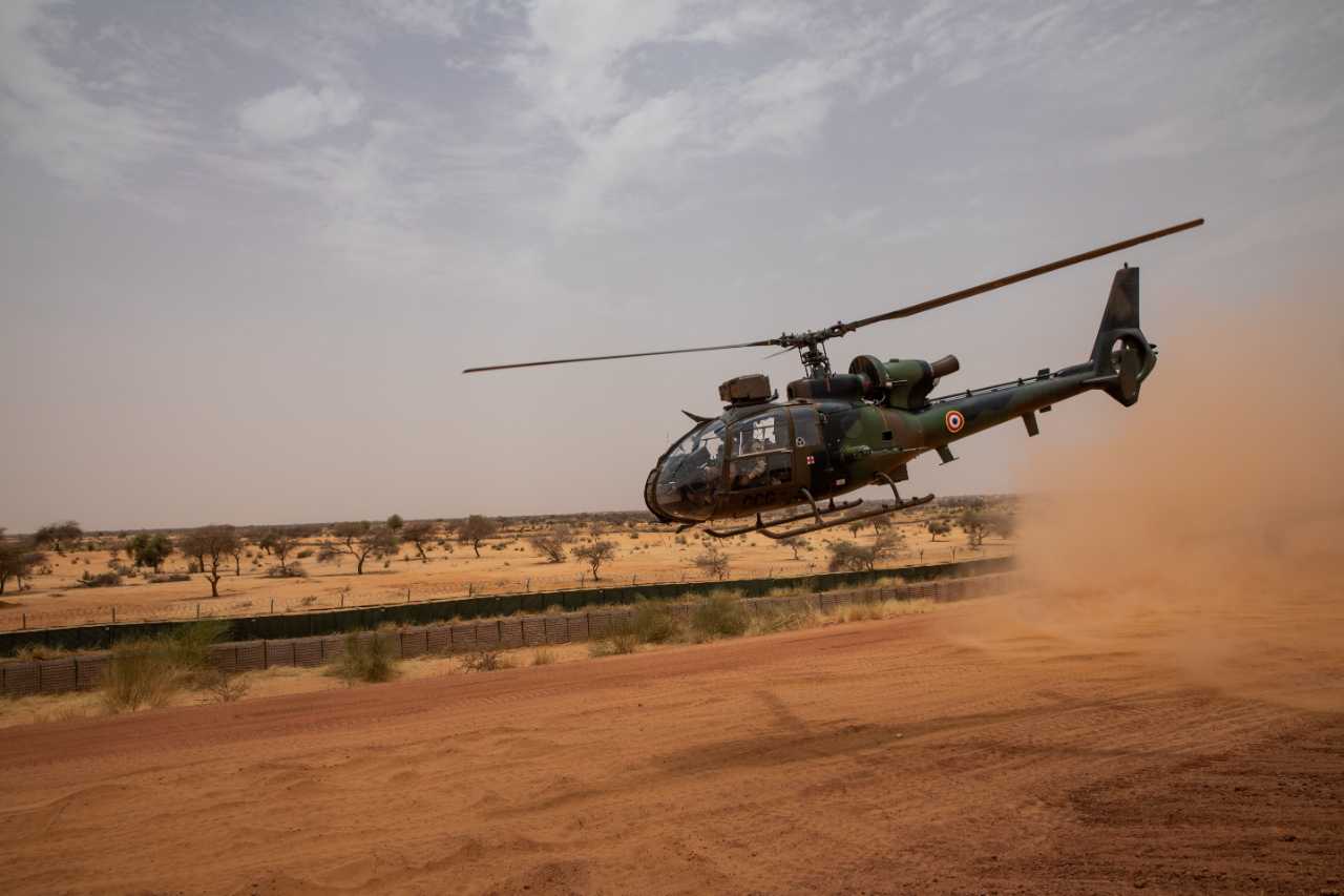 21 avril 2019. Mali, base temporaire de Gossi, nord du mali, region de Tombouctou. Des militaires de Barkhane sont deja sur zone depuis janvier. Depart de l'helicoptere pour Gao, il s'agit d'une gazelle, qui accompagnera le chinook. Les helicopteres volent toujours a deux. (c) Sipa 00910390_000015