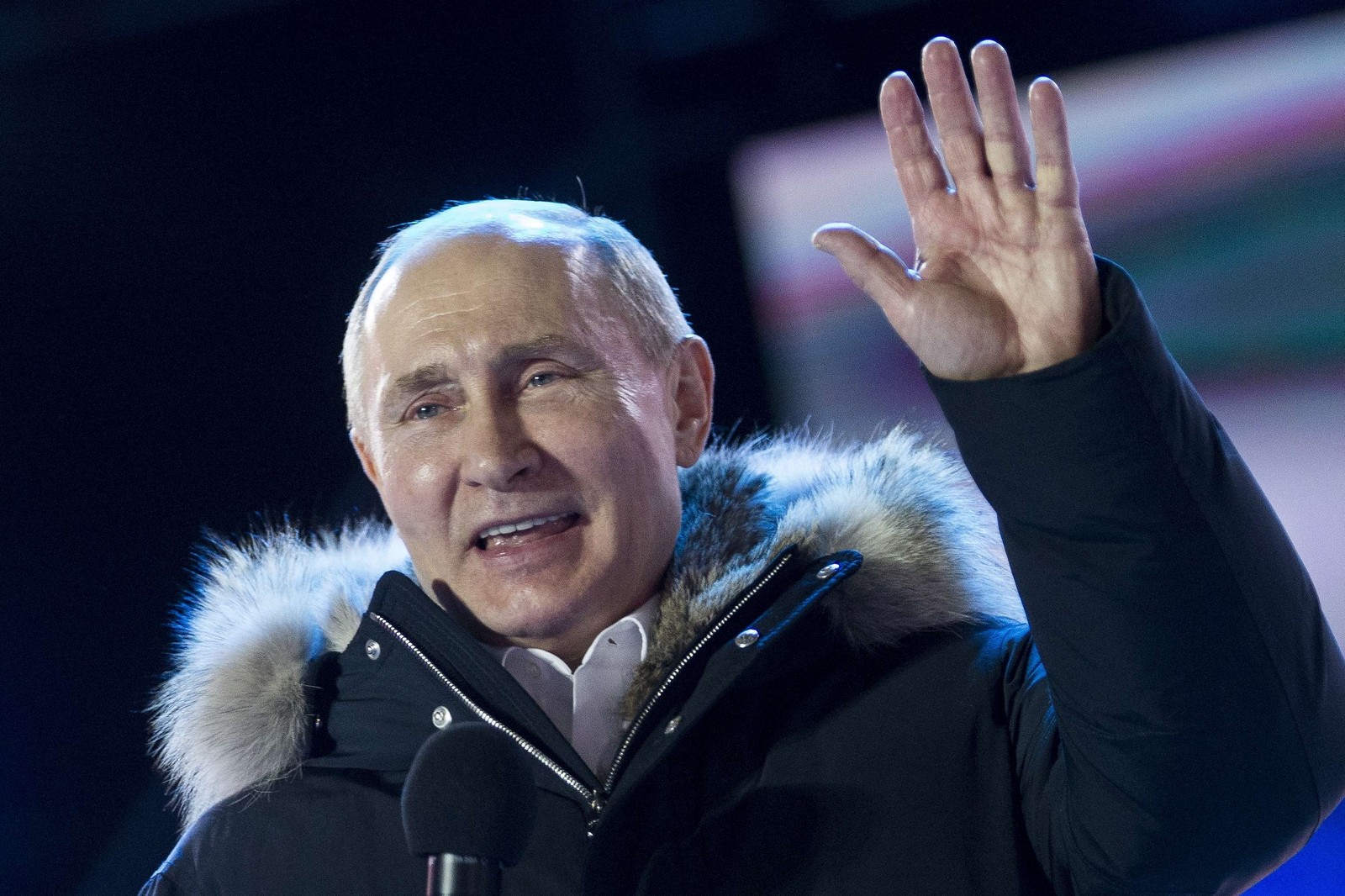 Vladimir Poutine salue ses partisans après sa victoire à l'élection présidentielle, le 18 mars 2018,
 Auteurs  : Alexander Zemlianichenko/AP/SIPA,
Numéro de reportage  : AP22179649_000212.