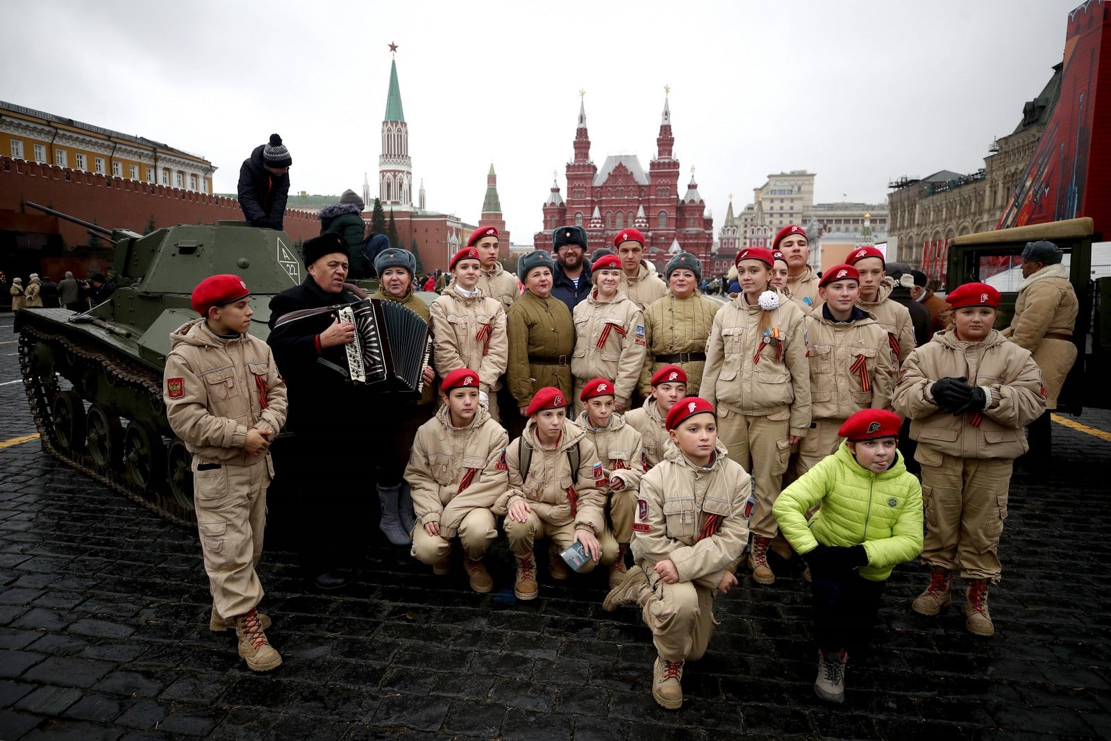 La Yunarmiya posent après une marche sur la Place Rouge pour le 78ème anniversaire du défilé de la révolution d'octobre 1917,
Auteurs  : Sergei Bobylev/TASS/Sipa USA/SIPA,
Numéro de reportage  : SIPAUSA30188875_000051.