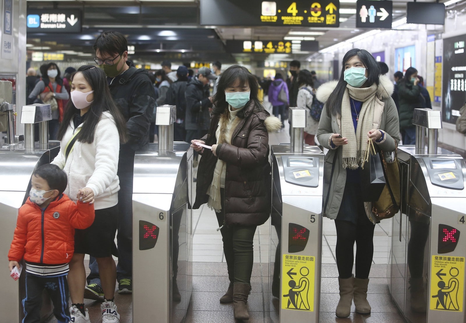 Face au virus, les gens portent des masques, ici, dans une station de métro à Taipei, le 28 janvier 2020,
Auteurs  : Chiang Ying-ying/AP/SIPA,
Numéro de reportage  : AP22422875_000012.