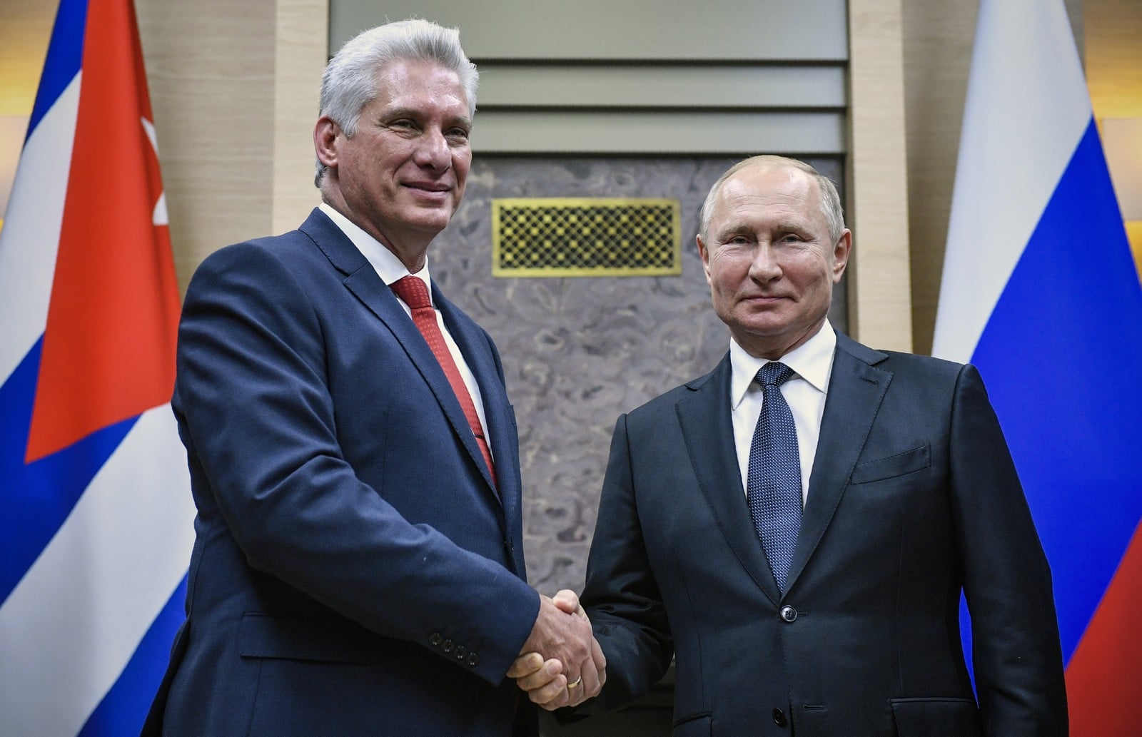 Vladimir Poutine et le président cubain Miguel Diaz-Canel le 29 octobre 2019,
Auteurs  : Alexander Nemenov/AP/SIPA,
Numéro de reportage  : AP22393602_000003.