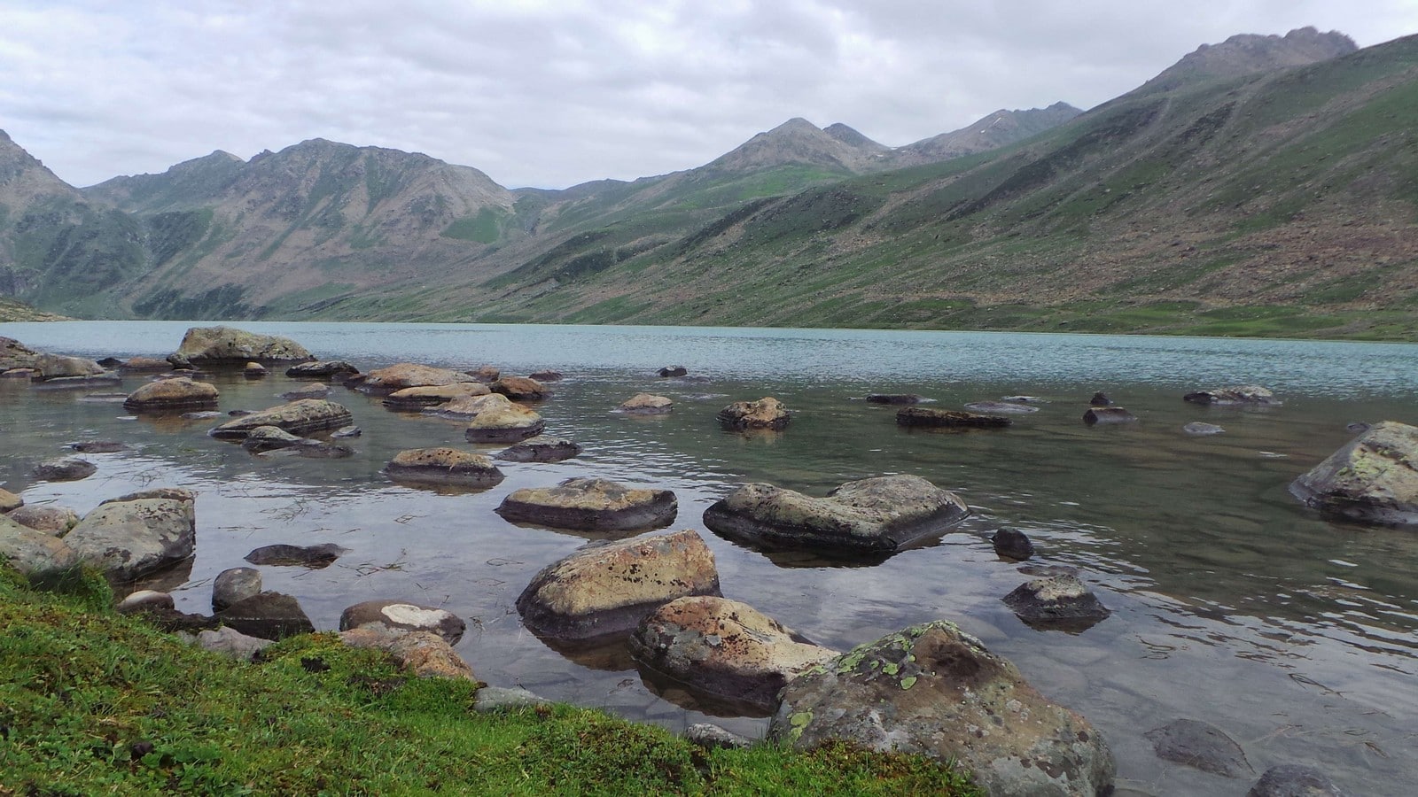 Le lac Gangbal, dans l'État du Jammu-et-Cachemire : paysage que le héros traverse,
Auteurs  : Qazi Wasif/PACIFIC PRESS/SIPA,
Numéro de reportage  : 00819428_000005.