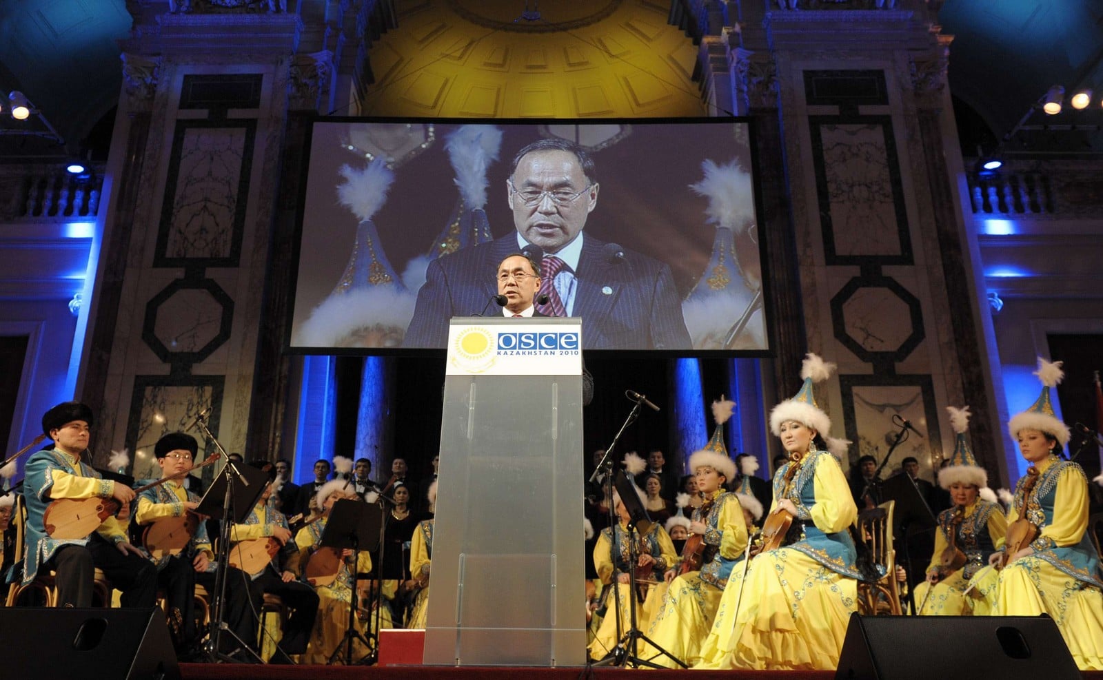 Le ministre des Affaires étrangères du Kazakhstan à un concert folklorique dans le cadre de l'OSCE, le 13 janvier 2010 à Vienne : un pays entre global et local,
Auteurs  : Hans Punz/AP/SIPA,
Numéro de reportage  : AP20893061_000001.