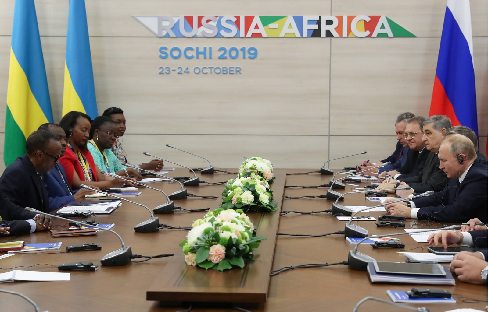 Le président rwandais Paul Kagame et Vladimir Poutine lors d'une réunion en marge du sommet Russie-Afrique le 24 octobre 2019,
Auteurs  : Alexander Ryumin/TASS/Sipa USA/SIPA,
Numéro de reportage  : SIPAUSA30187184_000005.