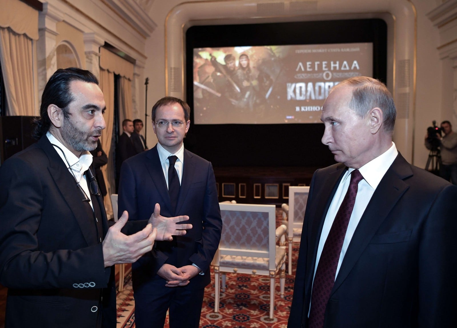 Vladimir Poutine et le ministre de la Culture Vladimir Medinsky écoutent le réalisateur Dzhanik Faiziyev avant la projection du film "Furieux",
Auteurs  : Alexei Nikolsky/AP/SIPA,
Numéro de reportage  : AP22135870_000002.