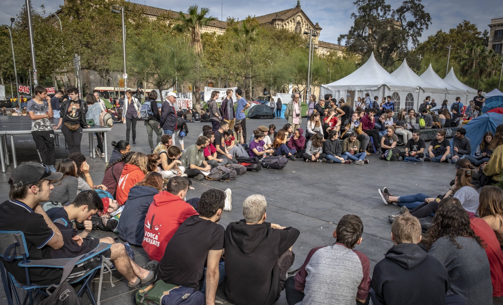 Un groupe d'étudiants se réunit en assemblée générale à Barcelone en Espagne le 31 octobre 2019.
© Paco FREIRE/ SOPA Images/ Sipa U/SIPA