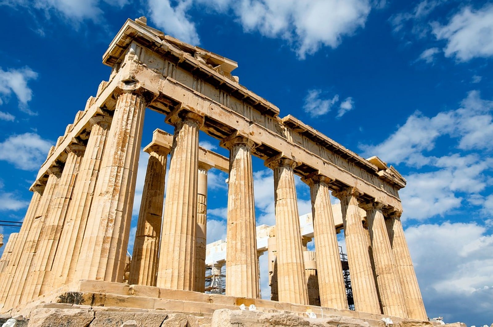 Le parthénon à Athènes : un temple dédié à Athéna, déesse de la stratégie militaire, (c) Pixabay.