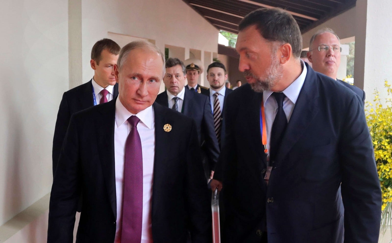 Vladimir Poutine et "l'oligarque" Oleg Deripaska lors du dialogue du Conseil consultatif des entreprises de l'APEC à Danang, au Vietnam le 10 novembre 2017,
Auteurs  : Mikhail Klimentyev/AP/SIPA,
Numéro de reportage  : AP22225644_000003.