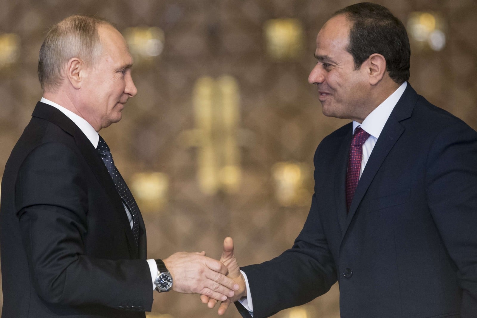 Vladimir Poutine et le président égyptien Abdel-Fattah El-Sissi, lors d'une rencontre au Caire, le 11 décembre 2017,
Auteurs  : Alexander Zemlianichenko/AP/SIPA,
Numéro de reportage  : AP22140317_000010.