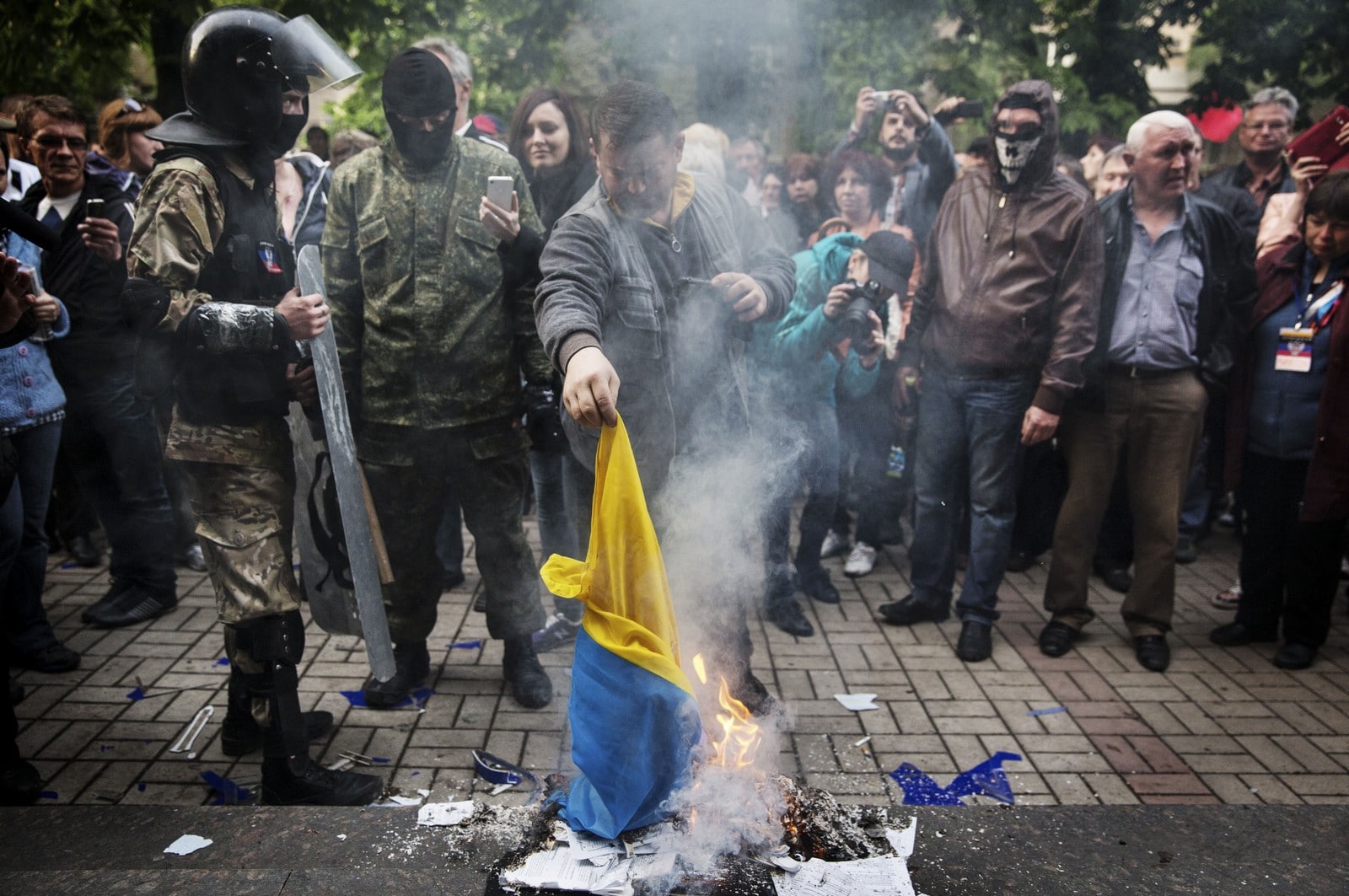 Le 3 mai 2014, un activiste pro-russe brûle un drapeau ukrainien à Donetsk, dans l'est de l'Ukraine,
Auteurs  : FRANCESCA VOLPI/SIPA,
Numéro de reportage  : 00682746_000004.