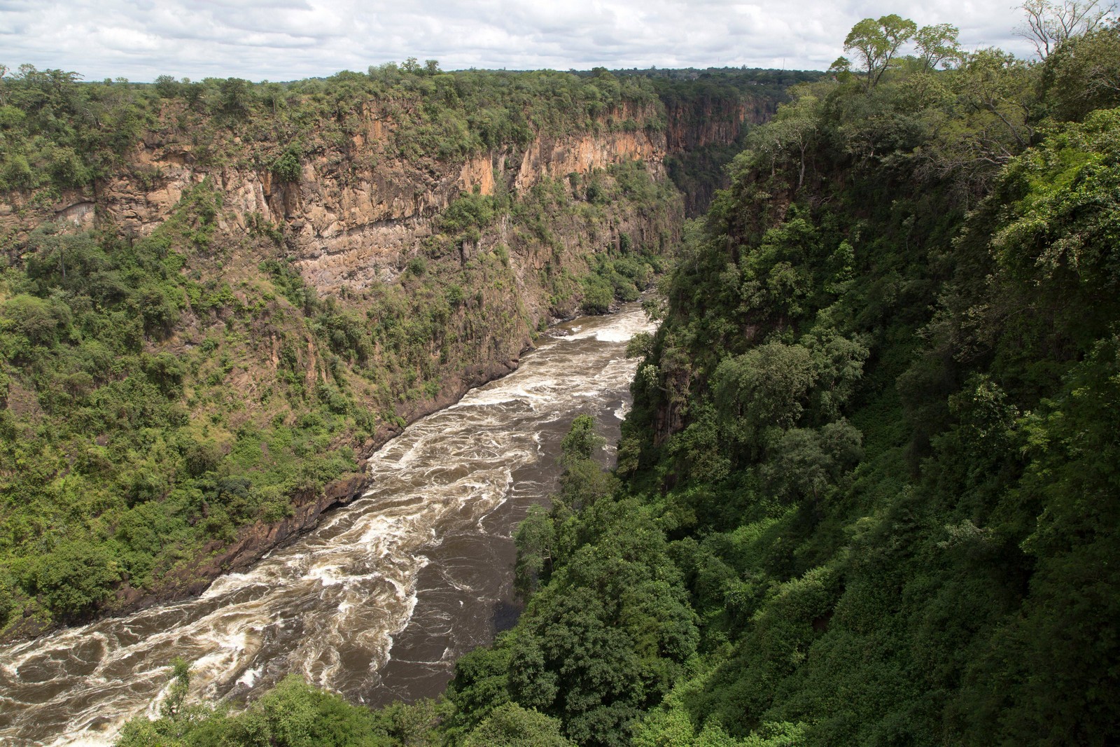 Le fleuve Zambèze entre le Zimbabwe et de la Zambie, un exemple de frontière africaine,
Auteurs  : Stuart Forster/REX/Shutterstock/SIPA,
Numéro de reportage  : Shutterstock40663947_000020.