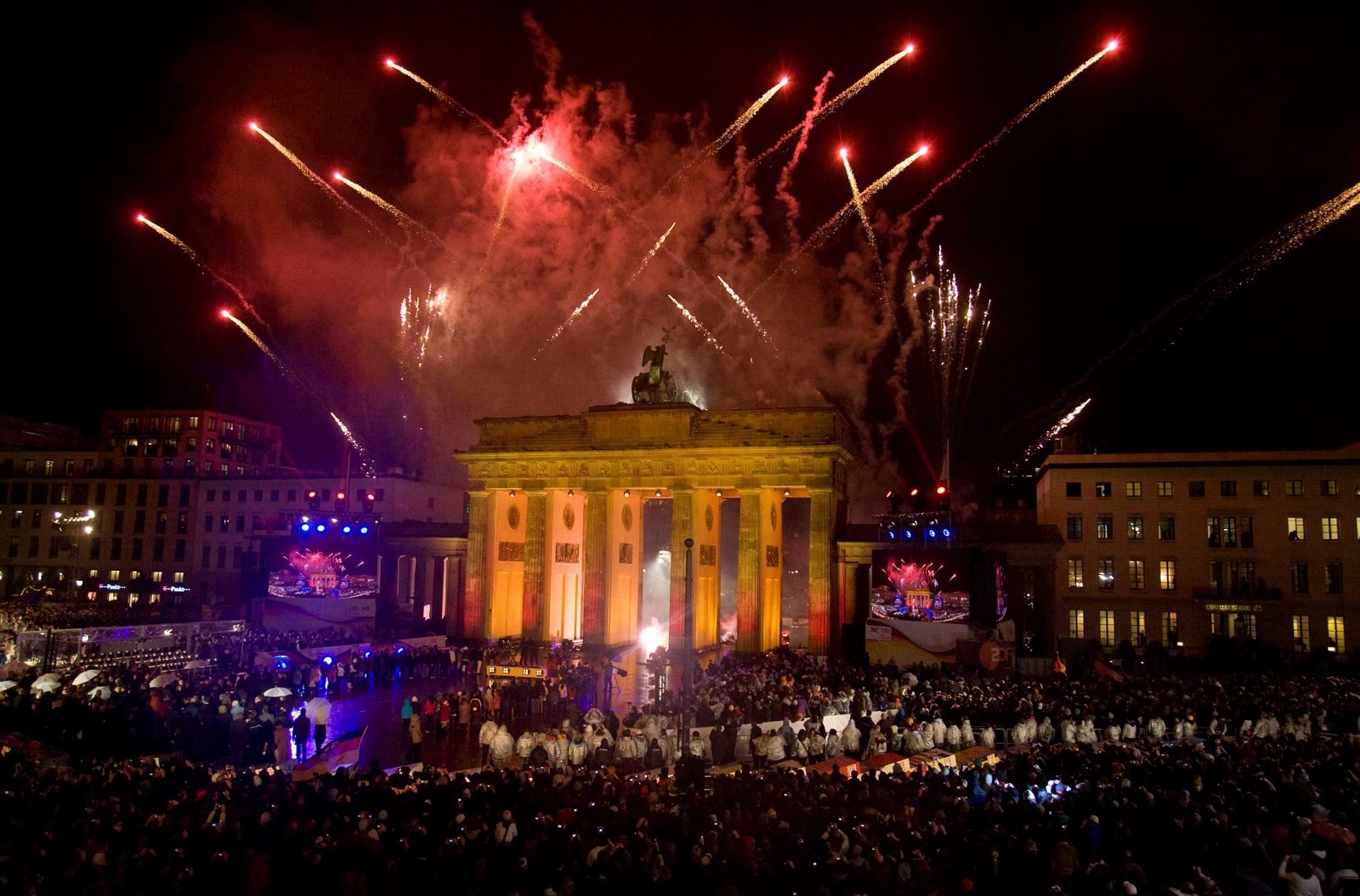 La Porte de Brandebourg illuminée pour célébrer le vingtième anniversaire de la chute du Mur de Berlin,
Auteurs  : HALEY/SIPA,
Numéro de reportage  : 00588763_000001.