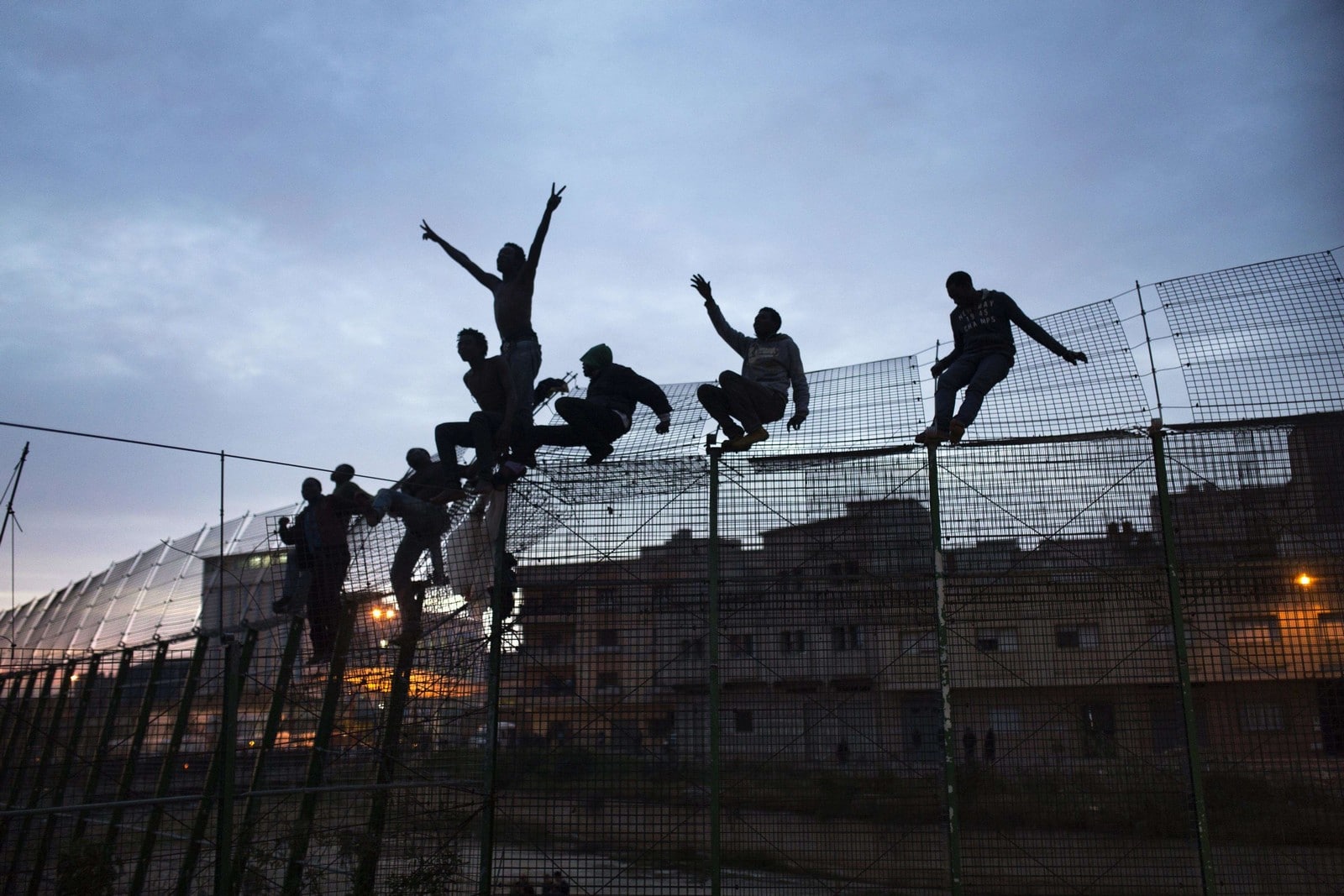 Migrants subsahariens escaladant une clôture qui sépare le Maroc de l'enclave espagnole de Melilla,
Auteurs  : Santi Palacios/AP/SIPA,
Numéro de reportage  : AP22045421_000003.
