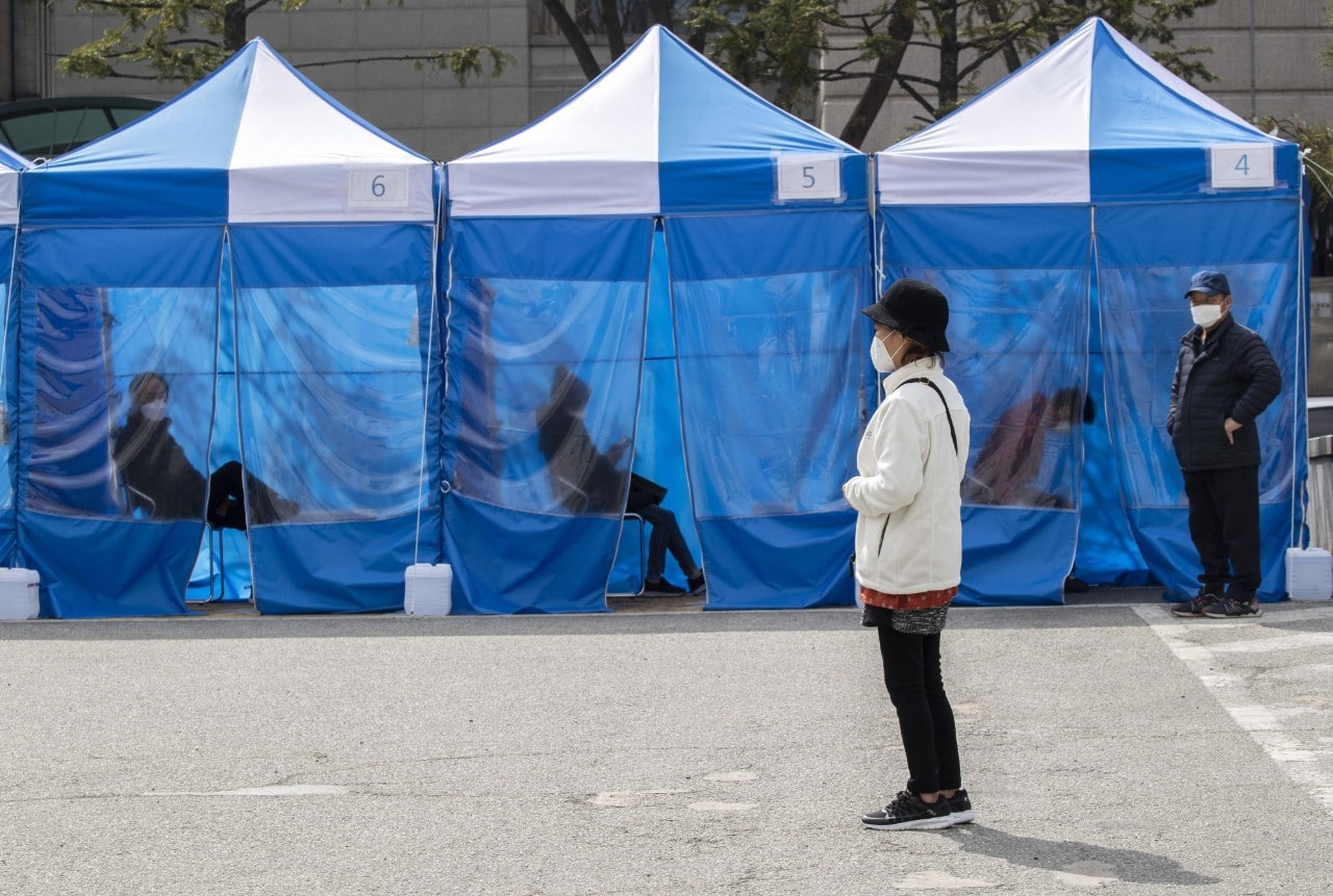 South Korean resident line up a medical worker registers for a suspected patient at Bundang Jesaeng Hospital in Seongnam, South of Seoul, South Korea on March 7, 2020. (c) Sipa SIPAUSA30206372_000008