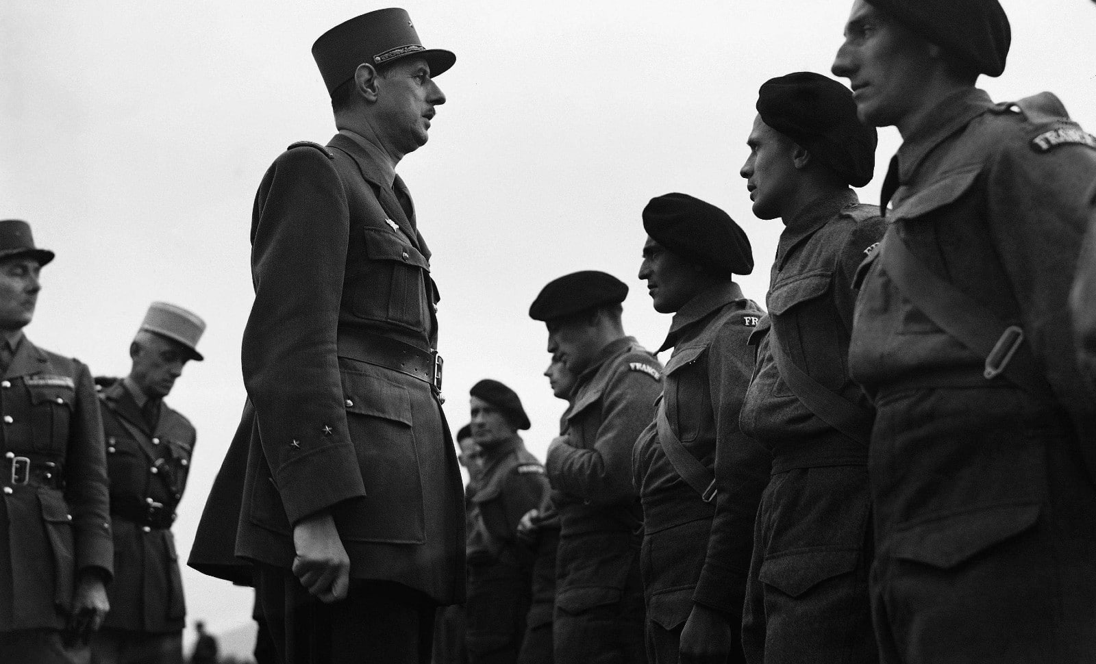 Le général de Gaulle inspecte les forces libres françaises en Angleterre.
Numéro de reportage  : AP21581151_000002
AP/SIPA