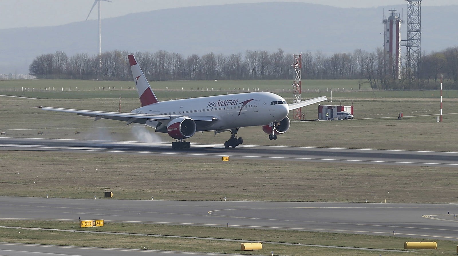 Un avion en provenance de Chine atterrit à Vienne avec du matériel médical à destination de l'Italie,
Auteurs  : Ronald Zak/AP/SIPA,
Numéro de reportage  : AP22441111_000001.