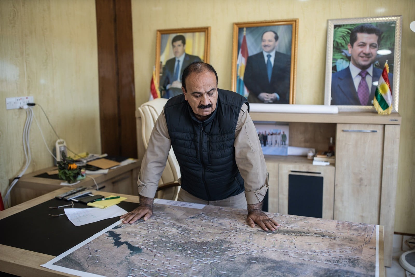 Octobre 2019, un officier peshmerga regarde la carte de la frontière irako-syrienne, une zone capitale dessinée par l'Histoire,
Auteurs  : LAURENCE GEAI/SIPA,
Numéro de reportage  : 00934454_000037.